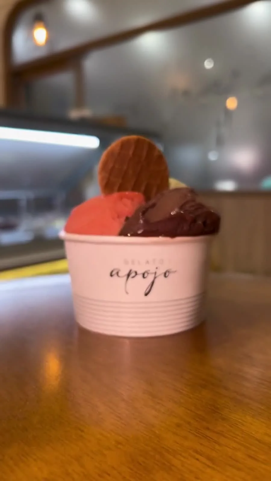 Copinho de gelato Apojo com biscoitinho